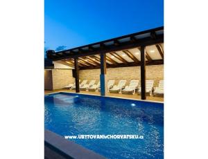 Villa Robert 2 con piscina Cesarica