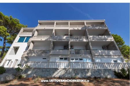 Pine Canopy Studios and Appartamenti Brela Croazia