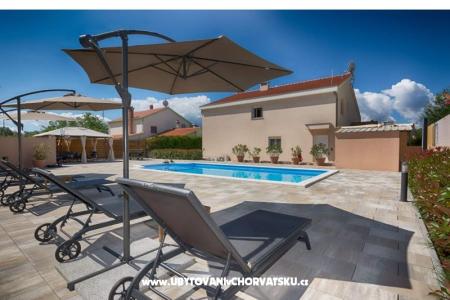  Casa con piscina - Villa Marijana  foto 3