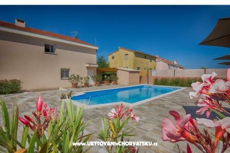  Casa con piscina - Villa Marijana  foto 5