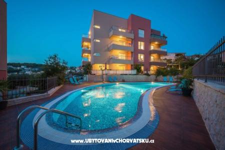 LAURA, 110 m2 pool, 100 m to beach Trogir Croazia