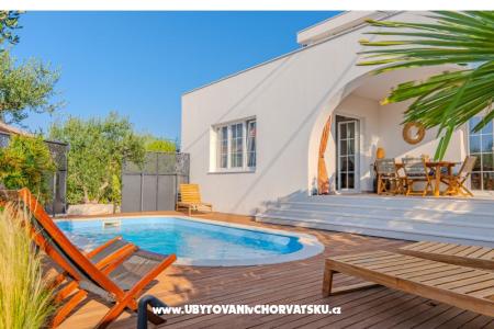The Three Flowers Pool Casa – Trogir Croazia