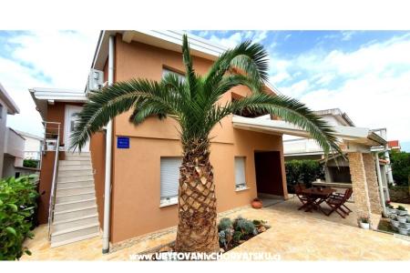 Happy Pineapple Appartamenti Vir foto 5