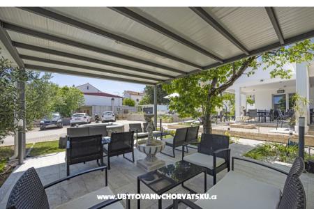 Vila s bazenom i jacuzzijima foto 4