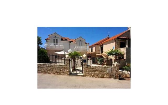 Appartamenti Bera, Julie i Edi – Alloggio Isola di Brac Croazia