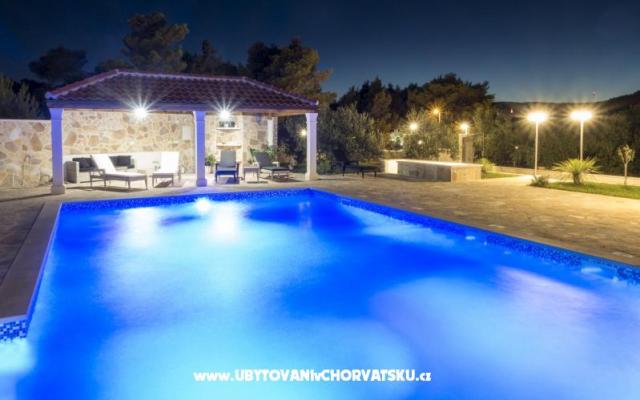 Luxury Appartamenti con piscina – Alloggio Isola di Brac Croazia