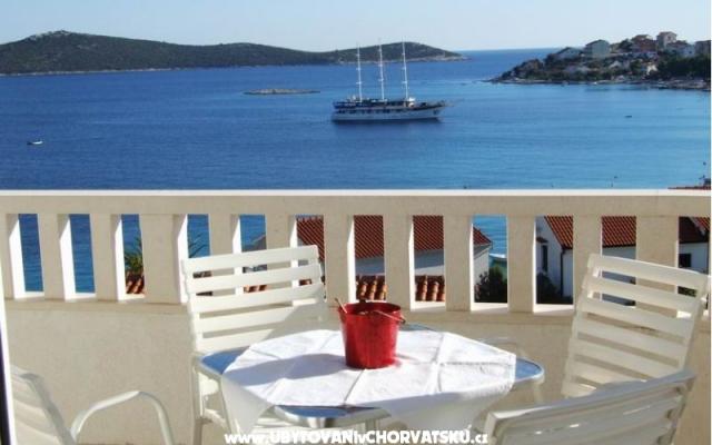 Appartamenti Villa MANDINA con piscina – Alloggio Marina Croazia