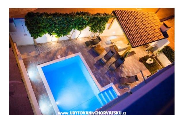 HolidayHomeSpalato-pool apartments  – Alloggio Split Croazia