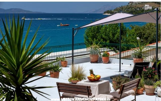 Beachfront Appartamento NIVES – Alloggio Tucepi Croazia