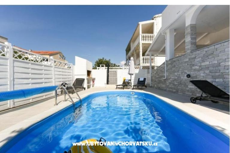 Appartamento con piscina and jacuzzi – foto 29