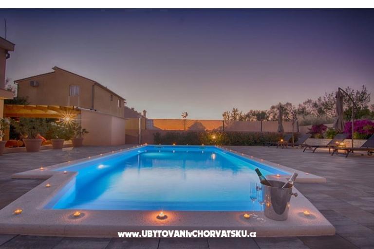  Casa con piscina - Villa Marijana  – foto 2